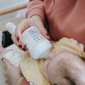 Bebeklere süt içirmeli mi?
