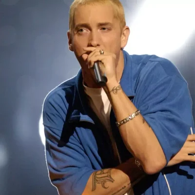 Eminem gerçekten kaburkalarını aldırdı mı?